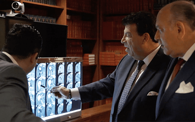 Abogados analizando los resultados de un MRI
