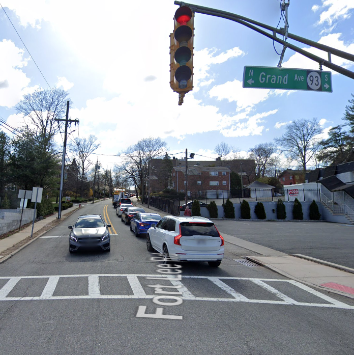 Intersection of Grand Ave and Fort Lee Rd in Leonia, NJ